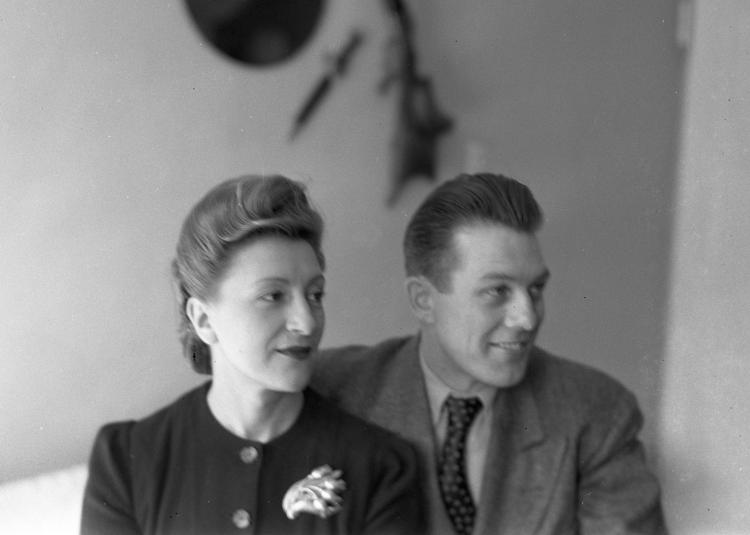Esperanza Lopez Mateos and Henry Schnautz in apartment biuilding in New York Jan 1947