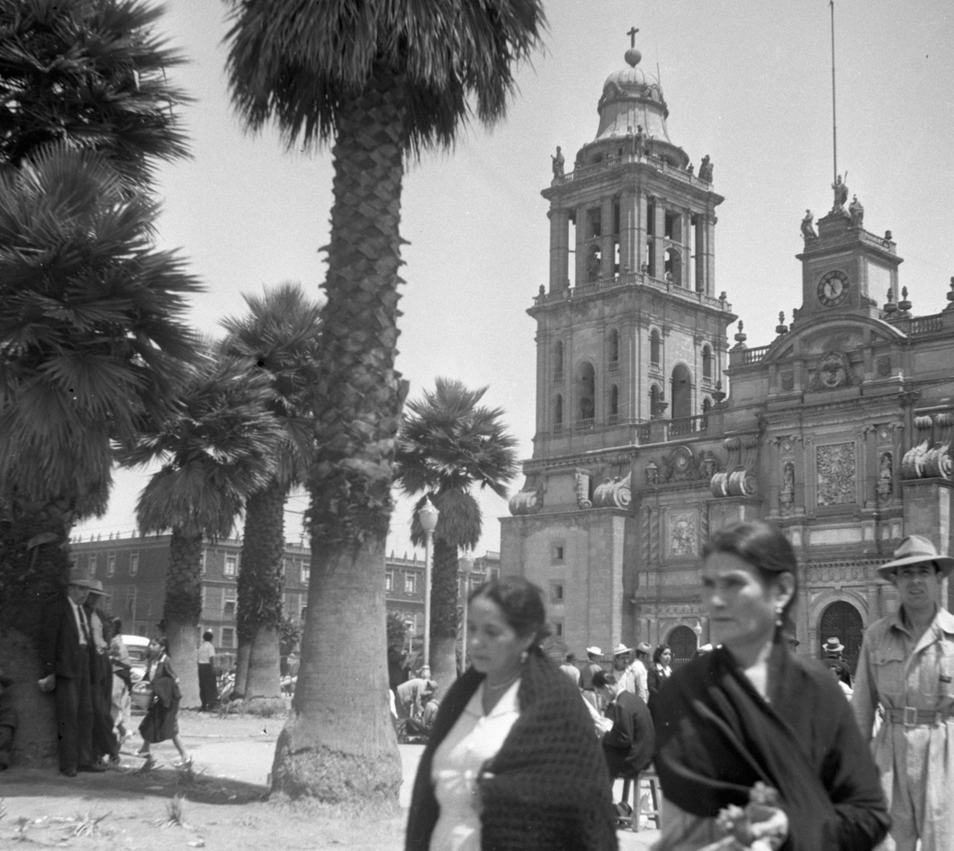 1940s Mexican street scene